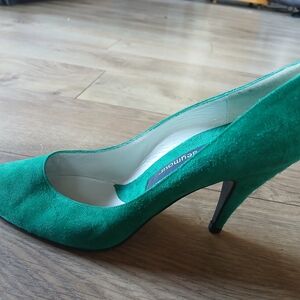 Elegant Stuart Weitzman Green Suede Heels